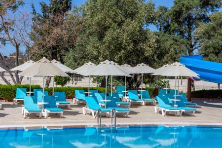THE HOLIDAY RESORT HOTEL Pools & Beach